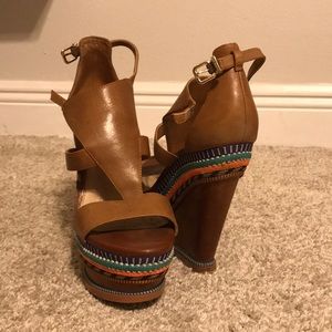 Gianni Gini wedge sandals 👡 pop of color on tan